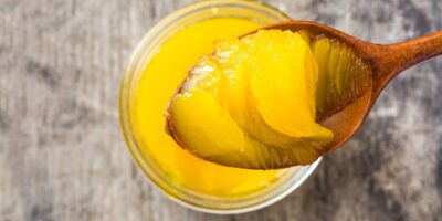 Qu’est-ce que le ghee ?  (+ Comment cela se compare-t-il au beurre)