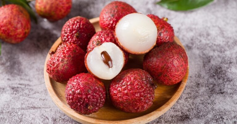 Qu’est-ce que le litchi ?  (+ Quel goût ça a)
