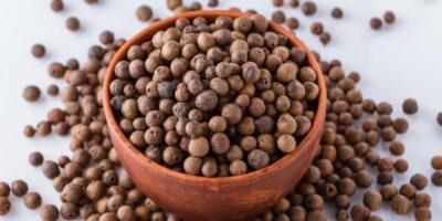 Qu’est-ce que le piment de la Jamaïque ?  (+ Comment l&rsquo;utiliser)