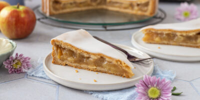 Gâteau couvert à la compote de pommes ▷ juteux et délicieux