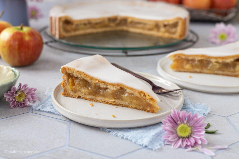 Gâteau couvert à la compote de pommes ▷ juteux et délicieux