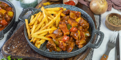 Délicieux pot de shashlik ▷ sorti du four