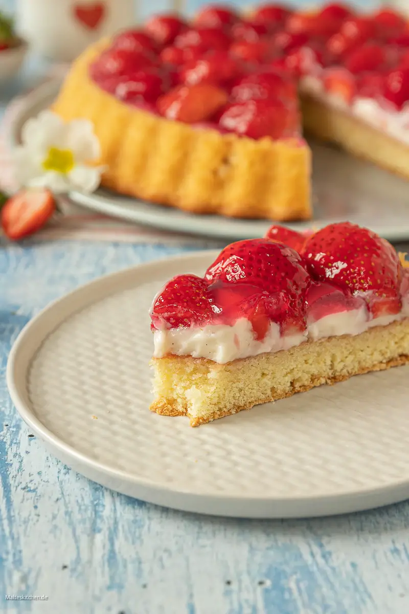 Gâteau aux fraises juteux avec pouding à la vanille et base de génoise.