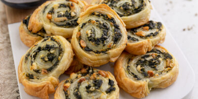 Rouleaux de pâte feuilletée végétarienne aux ▷ épinards et feta