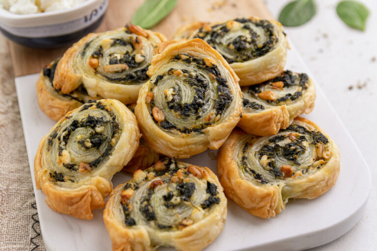 Rouleaux de pâte feuilletée végétarienne aux ▷ épinards et feta