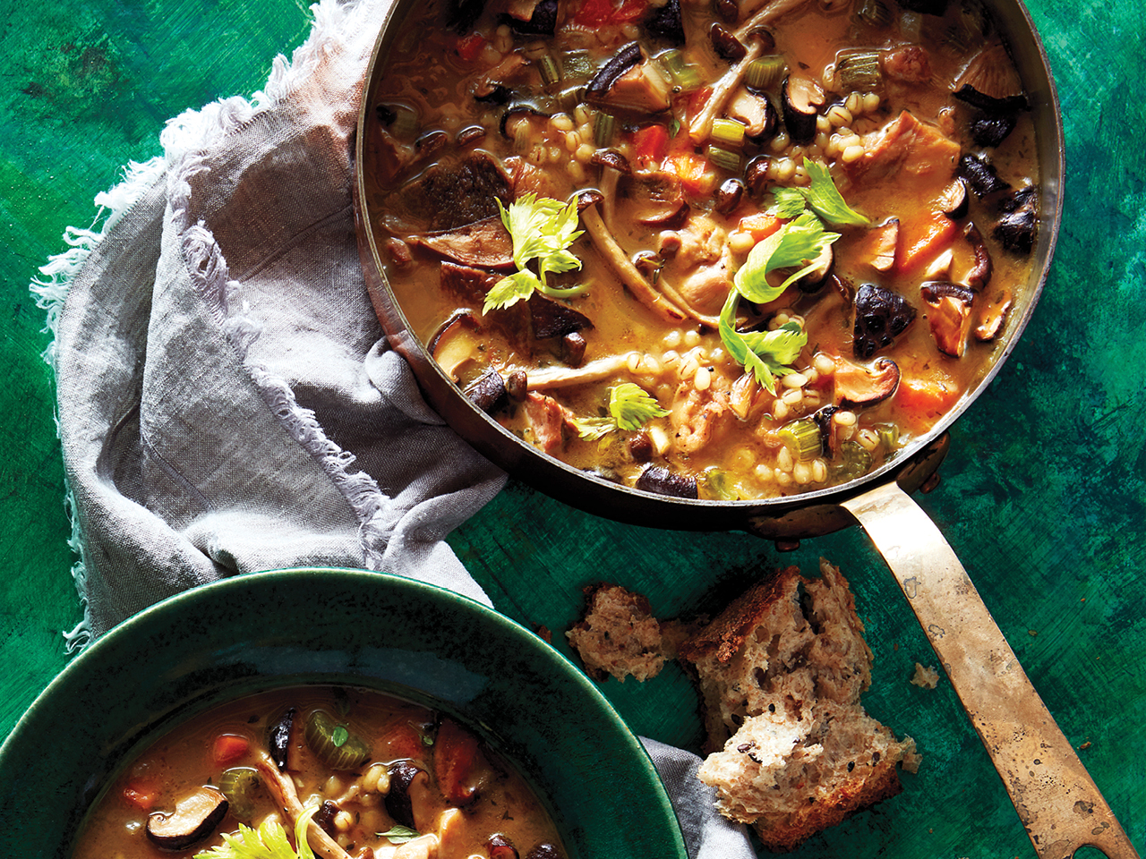 SOUPE AUX CHAMPIGNONS, POULET ET ORGE dans un bol vert