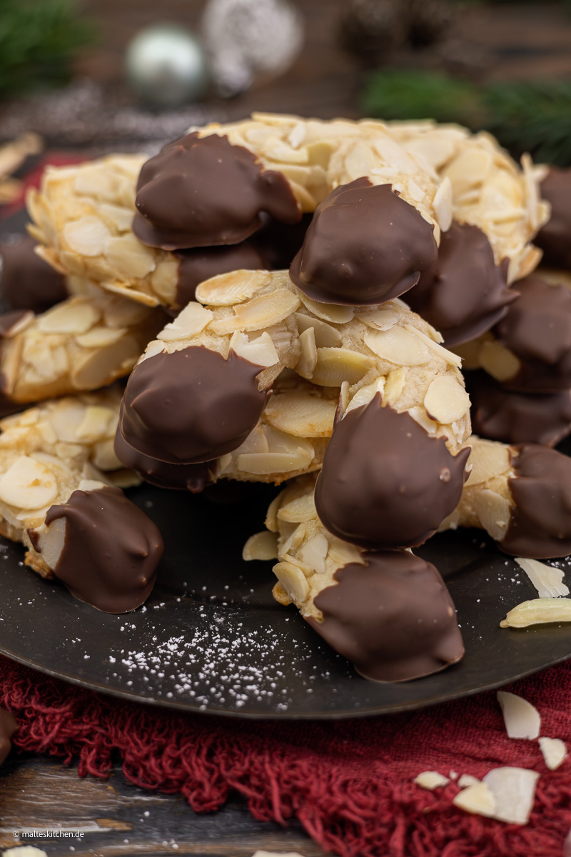 Croissants aux amandes et au chocolat.
