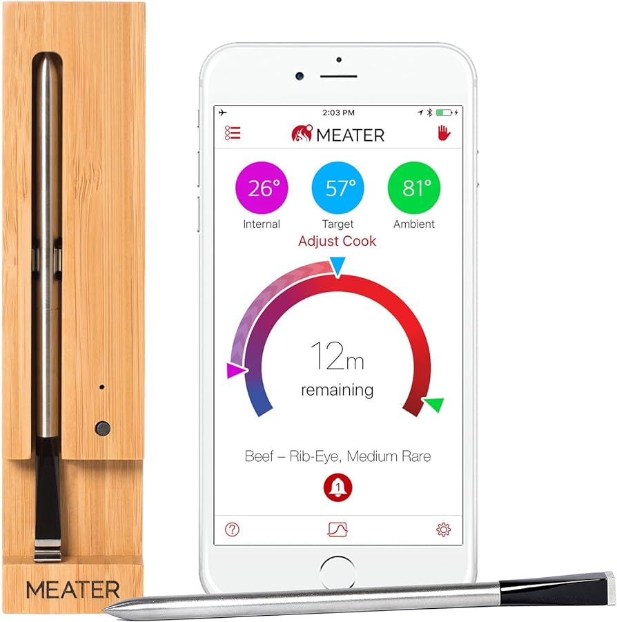 Un thermomètre en forme de tige en acier inoxydable et un iPhone montrant l'application à laquelle il se connecte, qui vous aideront à cuisiner parfaitement la dinde.