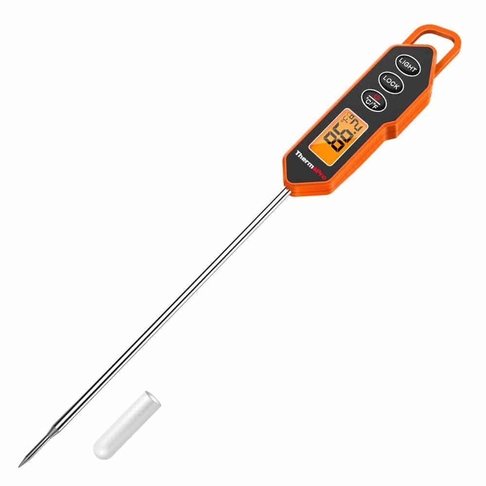 Un thermomètre numérique à sonde avec une poignée orange, qui vous aidera à cuisiner parfaitement la dinde.
