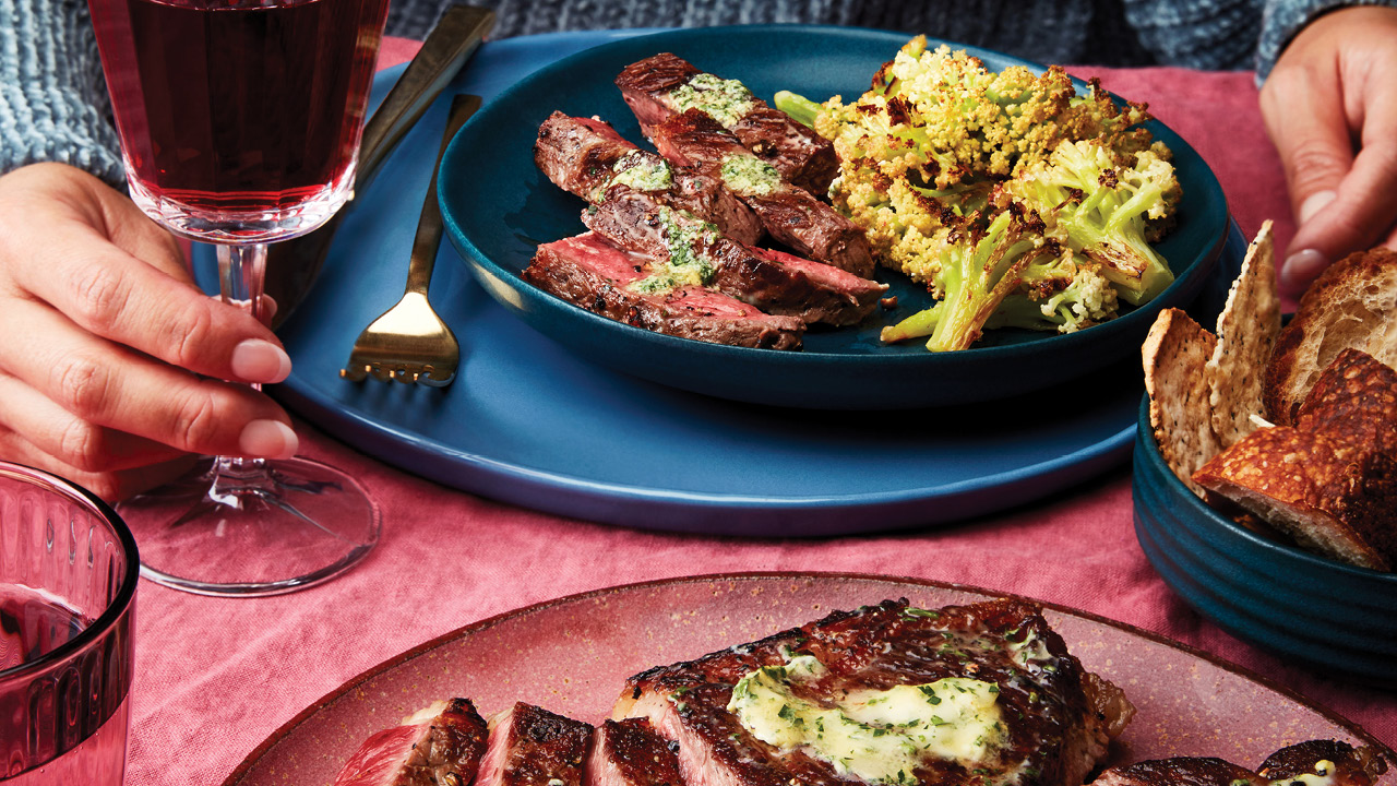Comment cuisiner un steak parfait à l'intérieur, ainsi que 17 de nos recettes de steak préférées