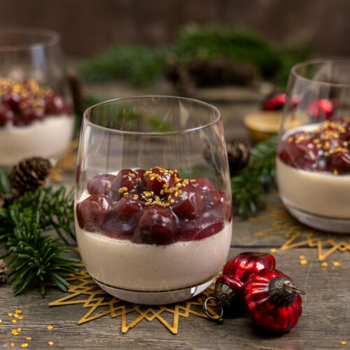 Panna cotta au pain d'épices et cerises au vin chaud