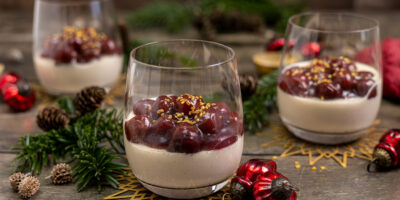 Panna cotta au ▷ pain d&rsquo;épices & cerises au vin chaud