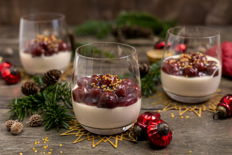 Panna cotta au ▷ pain d'épices & cerises au vin chaud