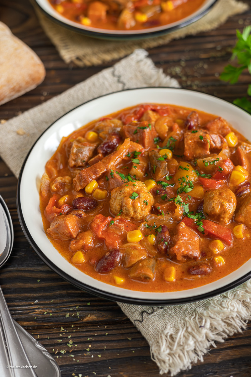 Un excellent plat de fête - le copieux pot de livre.