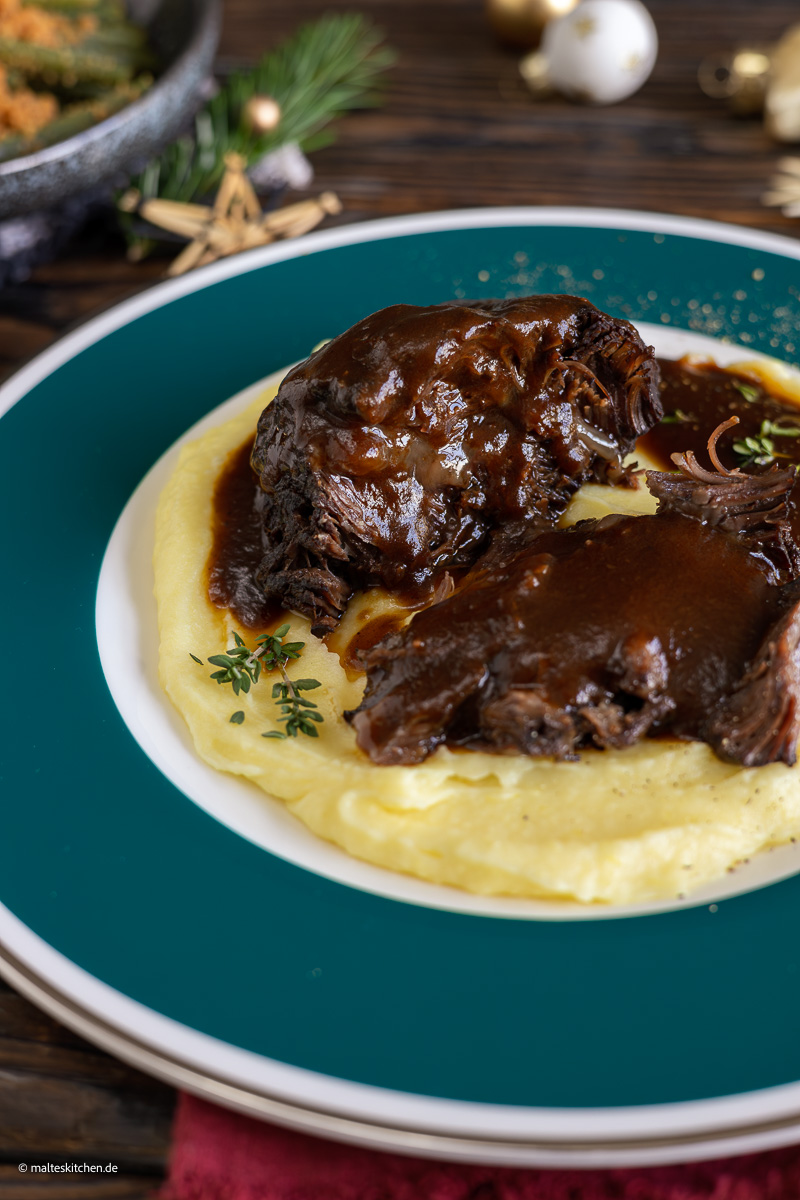 Joues de bœuf tendres au beurre avec sauce noire.