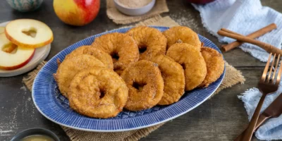 Beignets de pommes à la cannelle et au sucre