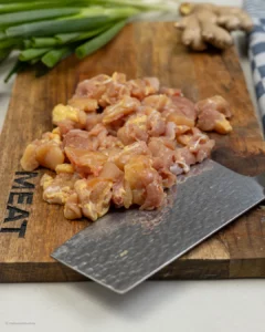 Viande de poulet coupée en dés.