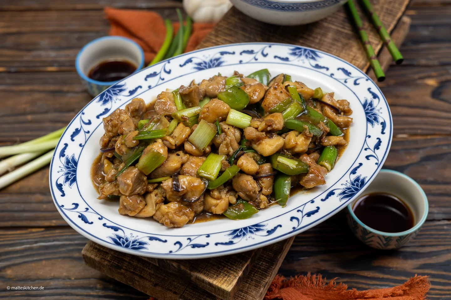 Poulet aux ▷ oignons nouveaux et gingembre