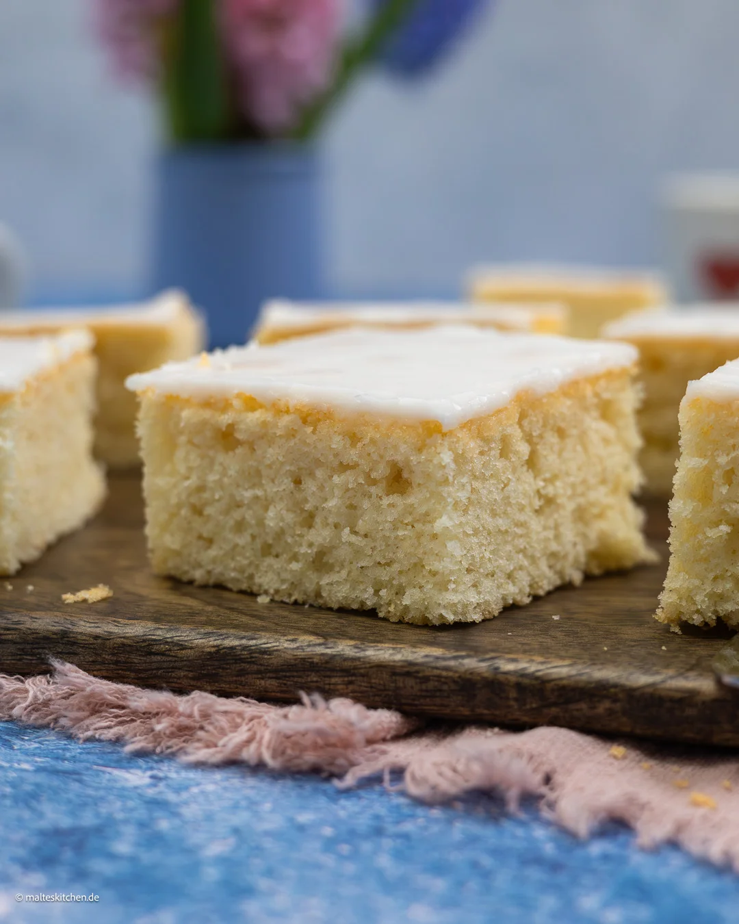 Gâteau seltzer moelleux avec glaçage.