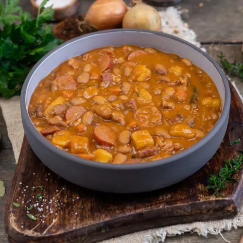 Soupe serbe aux haricots, pommes de terre et cabanossi