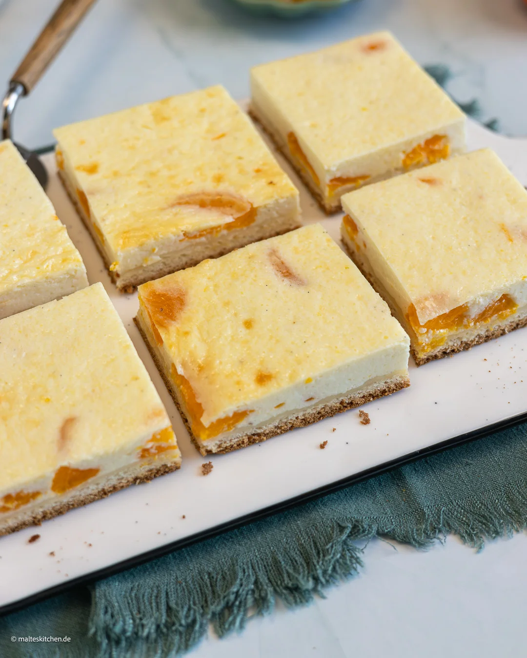 Délicieux gâteau au fromage blanc du plateau.