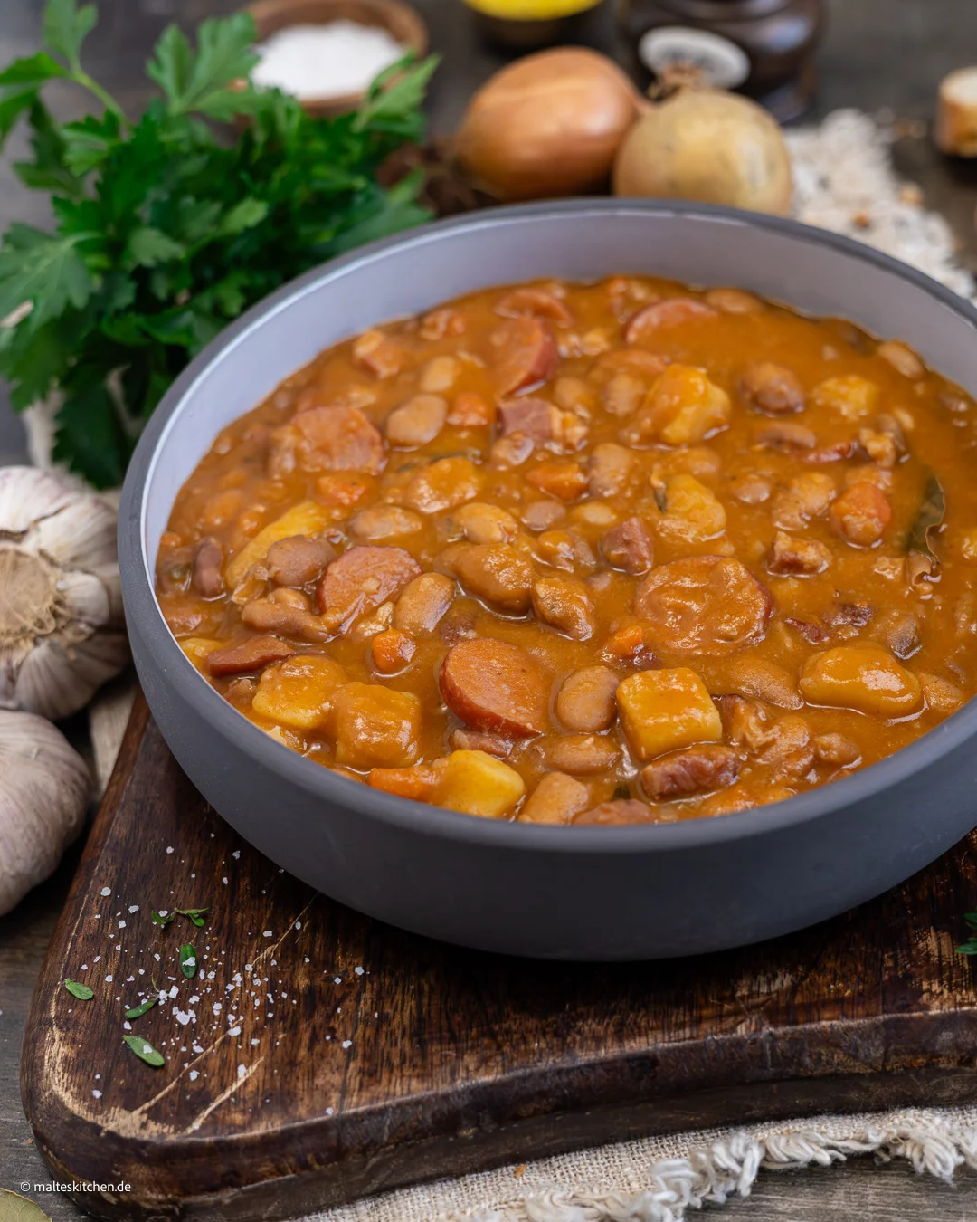 Soupe serbe aux haricots, pommes de terre et cabanossi