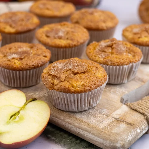 Muffins aux pommes juteux avec des morceaux de pomme