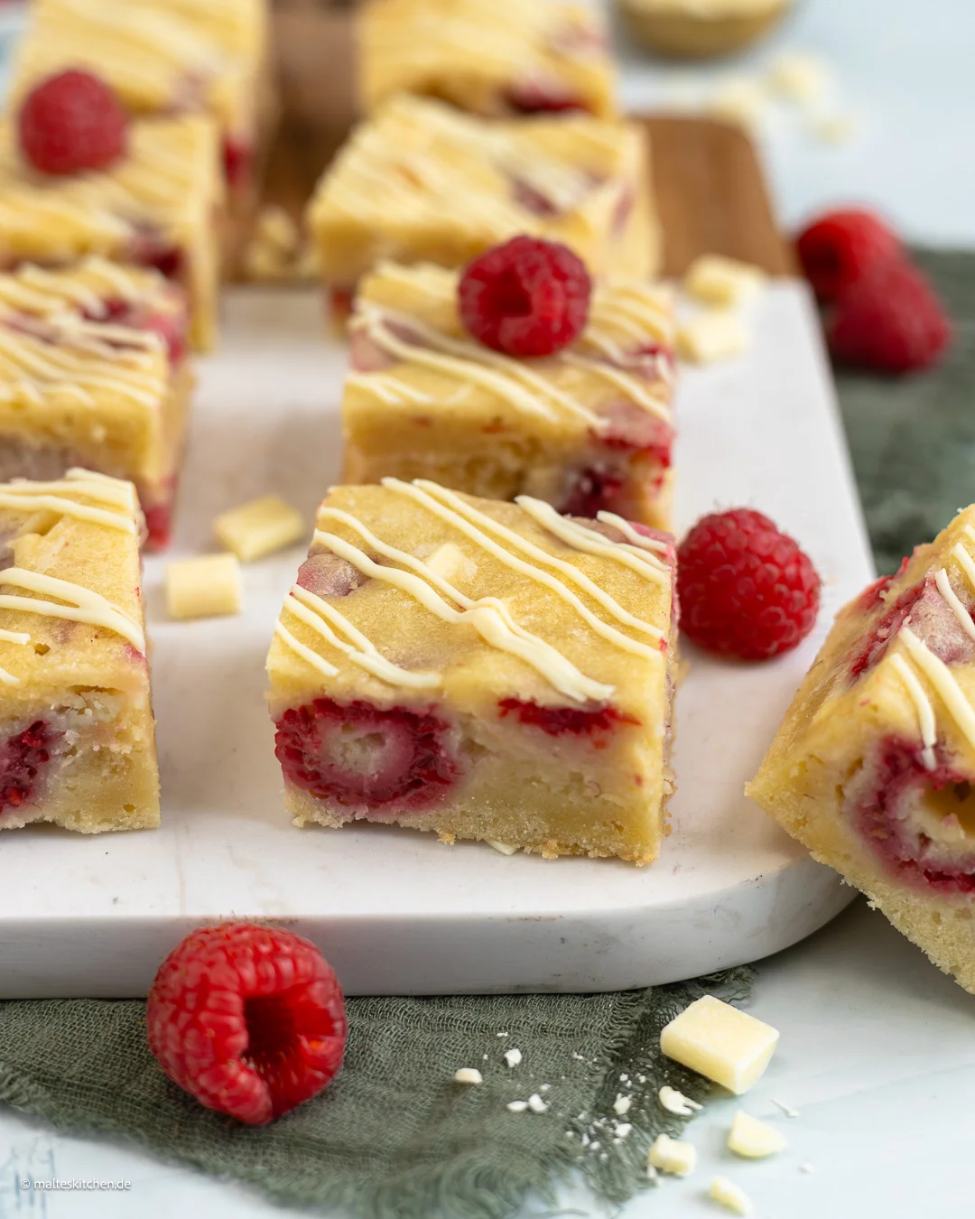 Juteux et délicieux - des blondies sucrées au chocolat blanc.