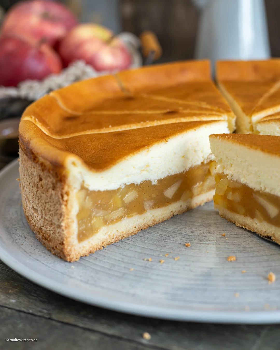 Délicieux gâteau aux pommes et à la crème sure.