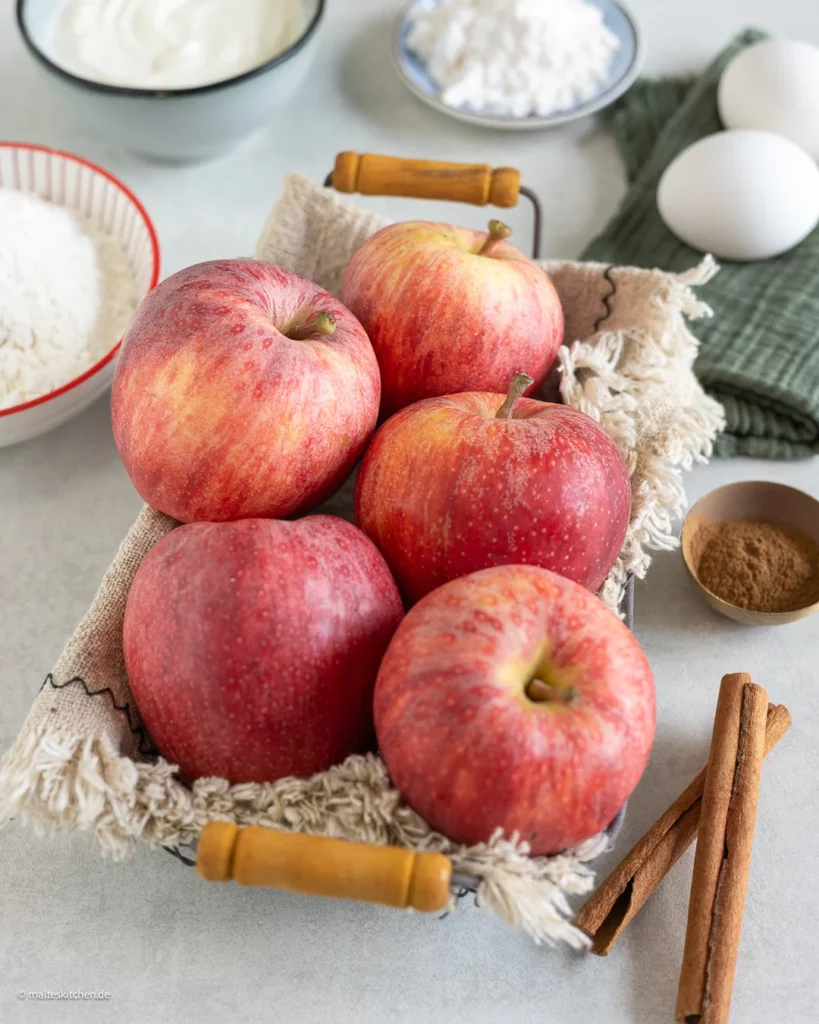 Pommes pour le gâteau aux pommes et à la crème sure.