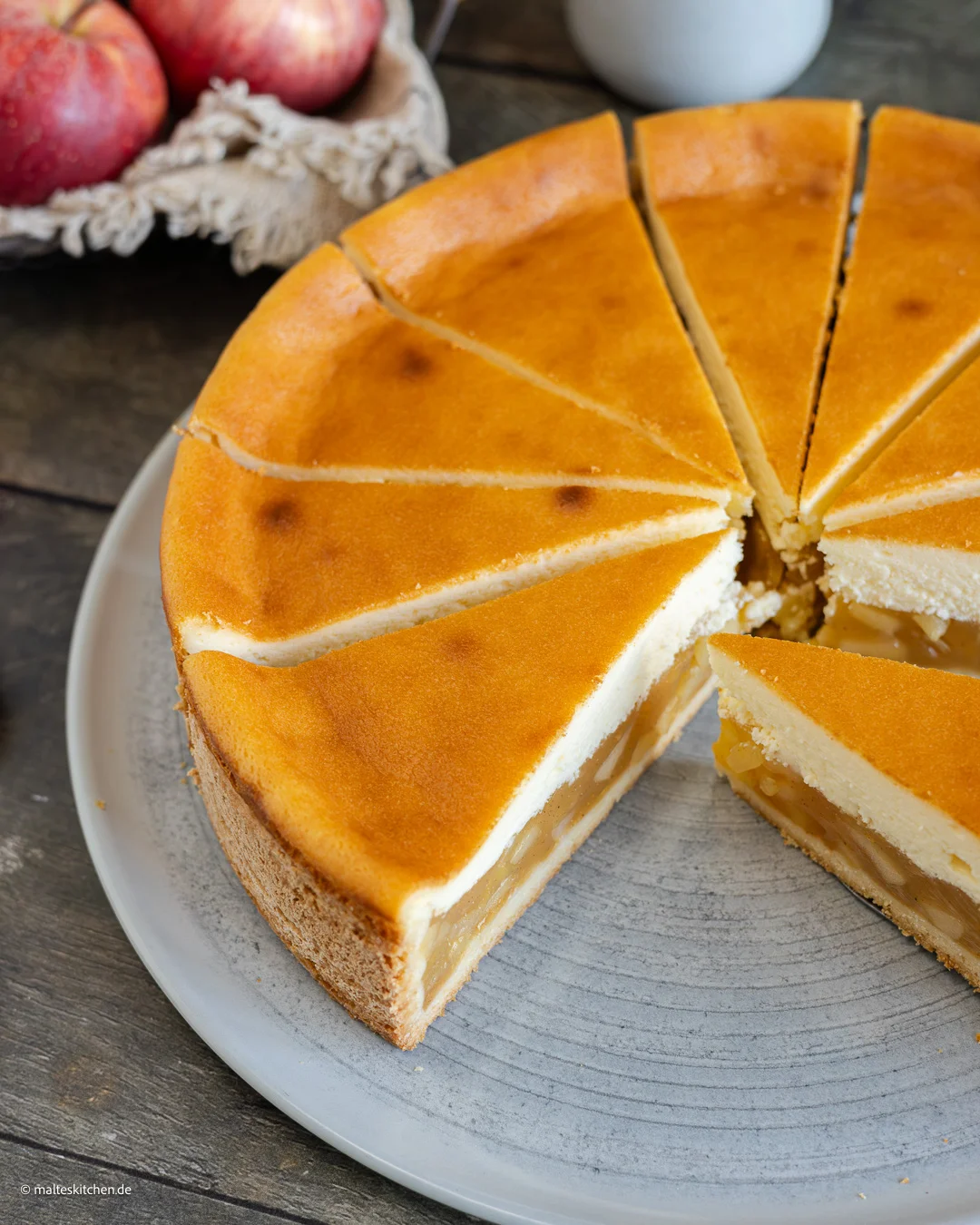 Gâteau à la crème sure aux pommes.