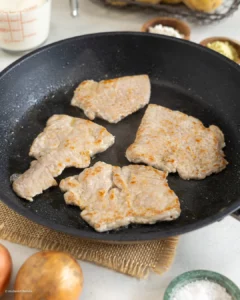 Faites frire l'escalope.