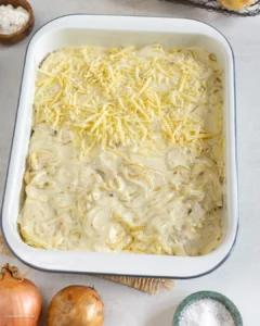 Schnitzel à l'oignon et à la crème dans le plat allant au four.