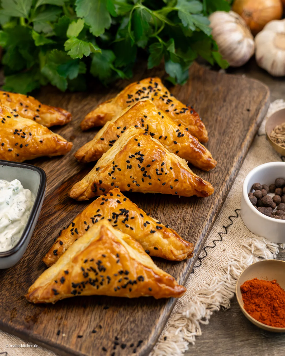 Poches de pâte feuilletée fourrées à la viande hachée.