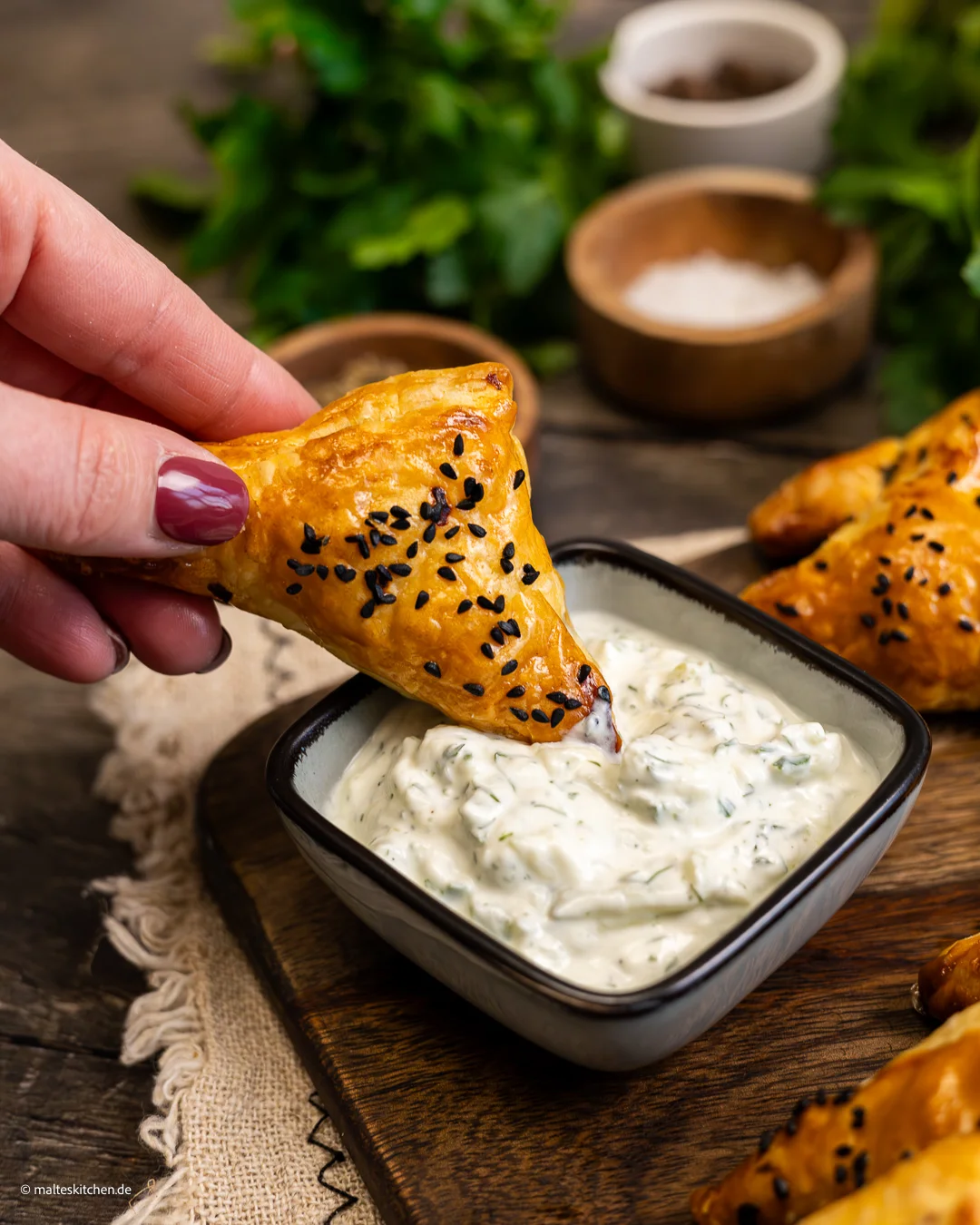 Poches de pâte feuilletée croustillante à la viande hachée.