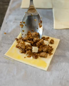 Poches de pâte feuilletée fourrées à la viande hachée