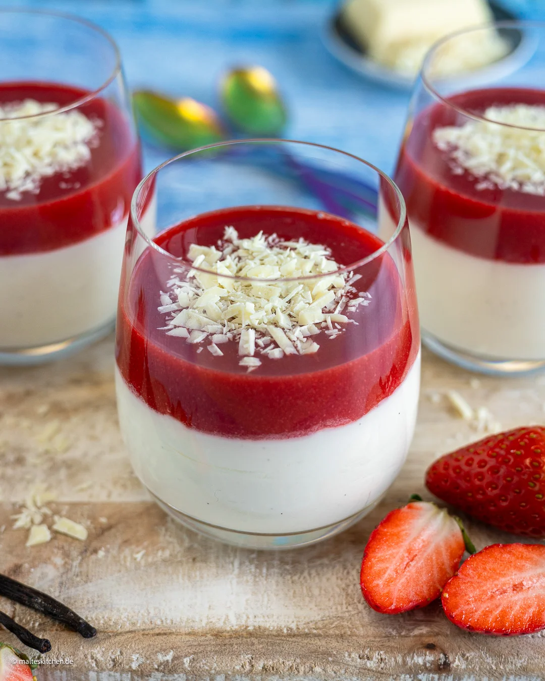Dessert glacé aux spaghettis dans un verre