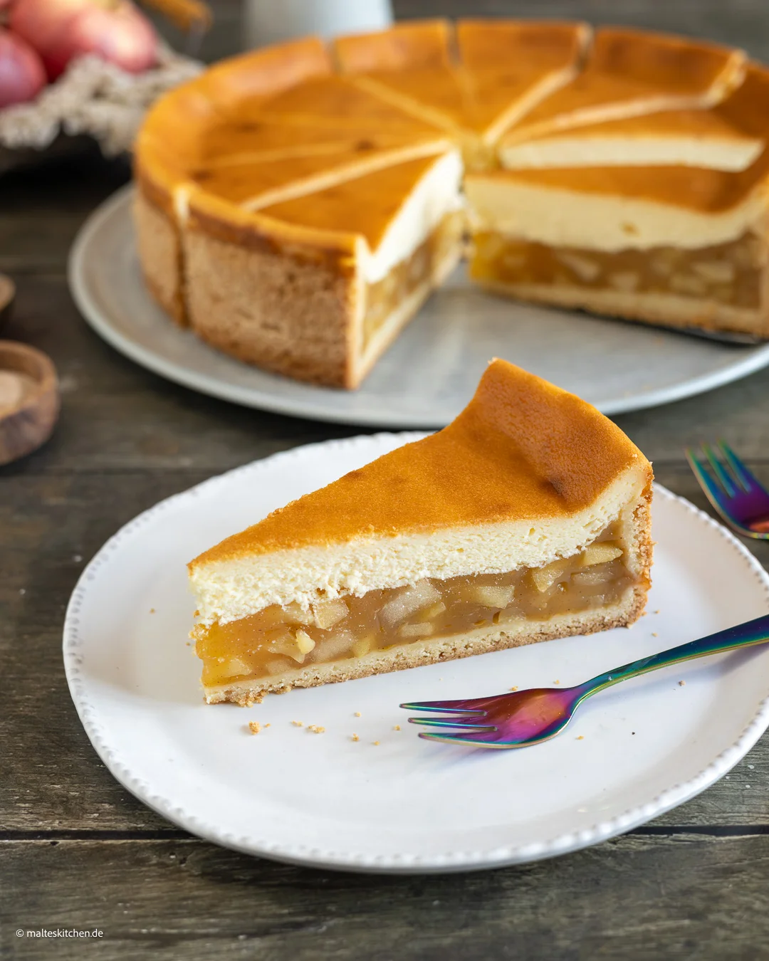 Gâteau aux pommes et à la crème sure préparé selon la recette de ma grand-mère.