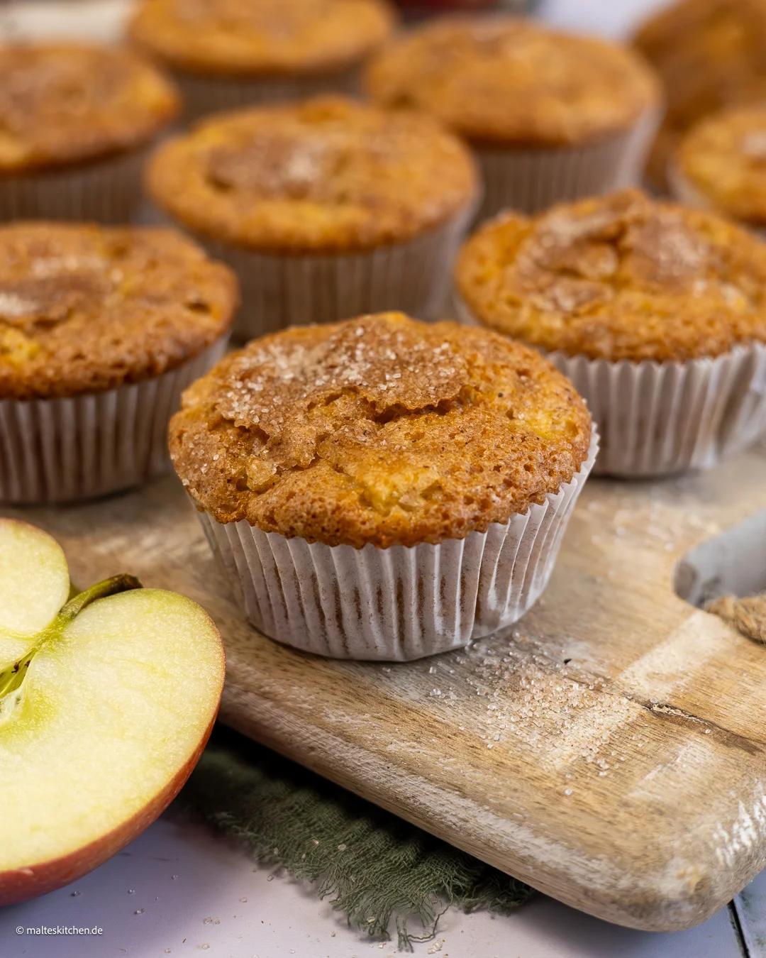 Muffins aux pommes avec des morceaux de pommes