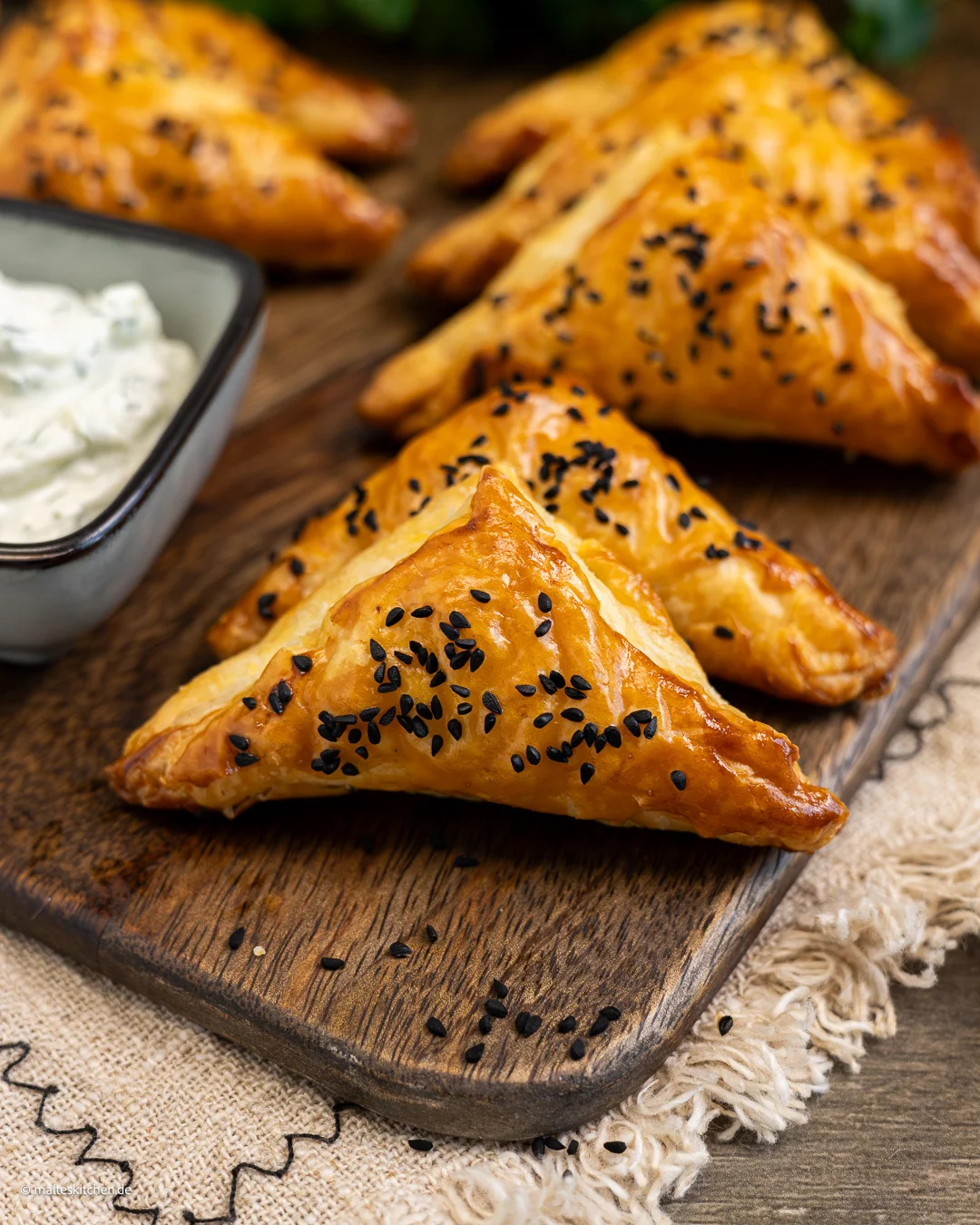 Copieuses poches de pâte feuilletée avec viande hachée et feta.