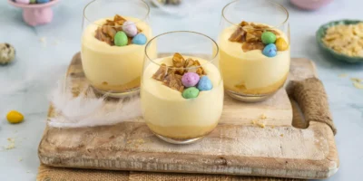 Dessert au lait de poule ▷ dans un verre |  aux amandes cassantes
