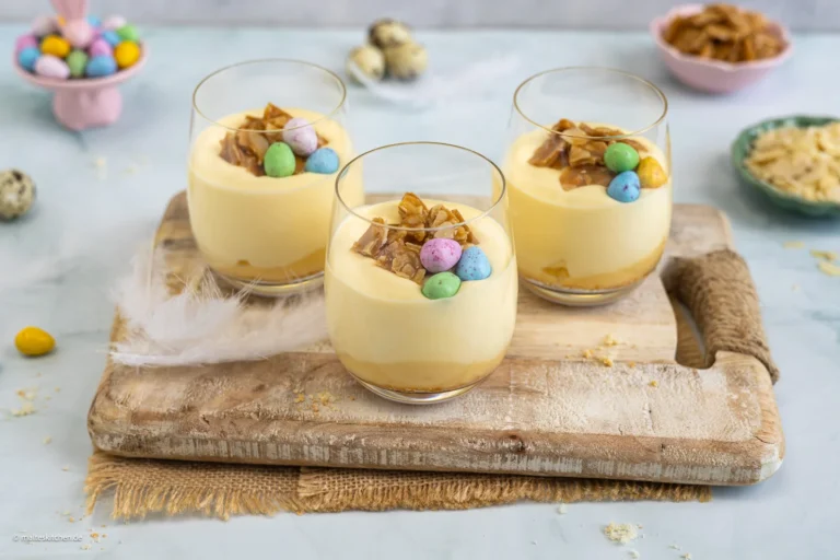 Dessert au lait de poule ▷ dans un verre |  aux amandes cassantes