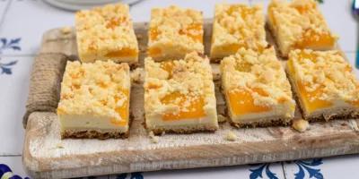 Gâteau aux abricots avec des pépites du plateau