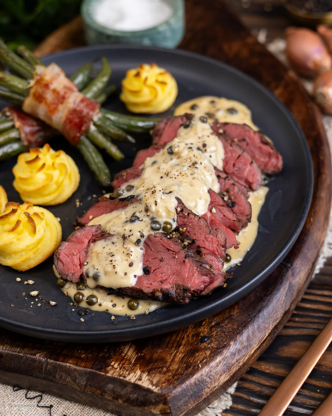 Steak juteux avec sauce au poivre.