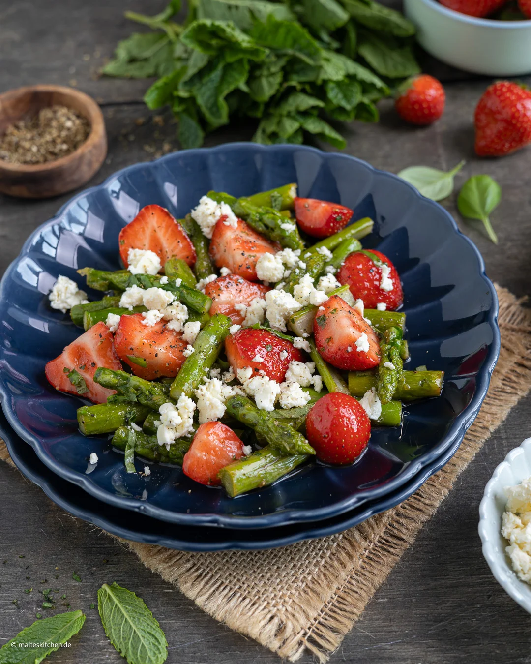 Très savoureuse salade d'asperges aux fraises et asperges vertes.