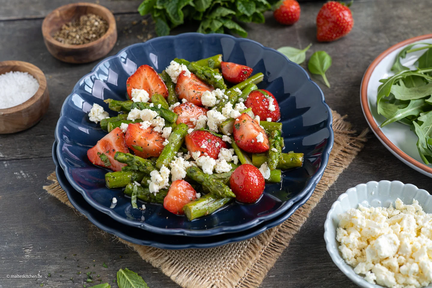 Salade d'asperges aux ▷ asperges vertes, fraises et fromage de berger