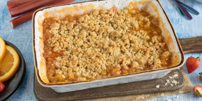 Recette de crumble de rhubarbe aux fraises juteux et croustillant