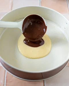 Pâte dans le moule à charnière