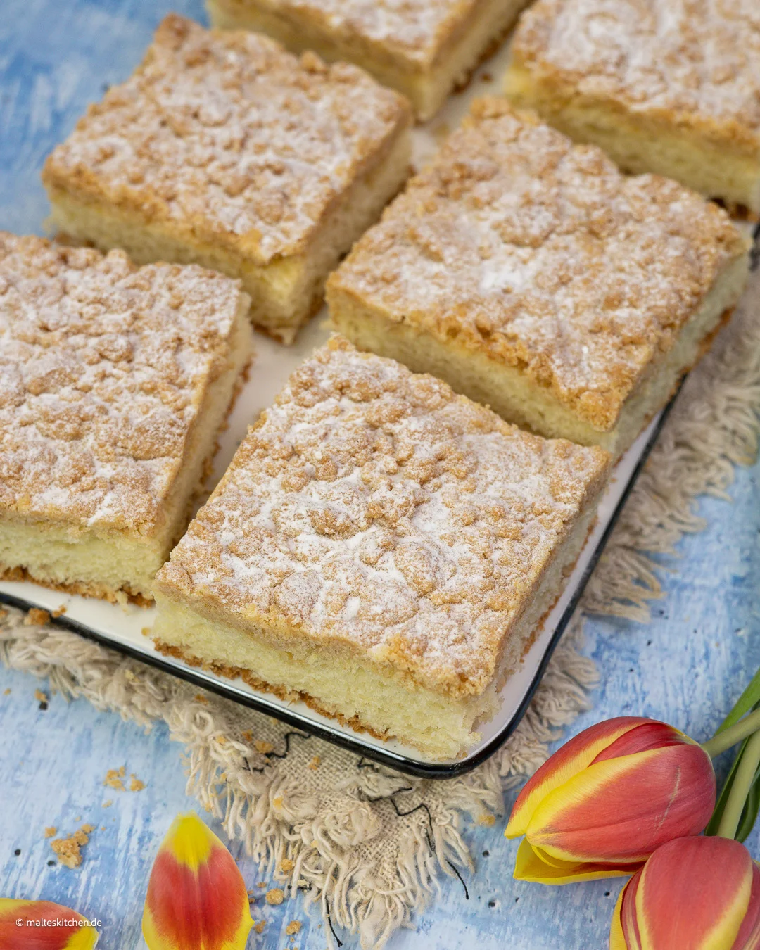 Saupoudrer de sucre en poudre sur une pâte levée molle.