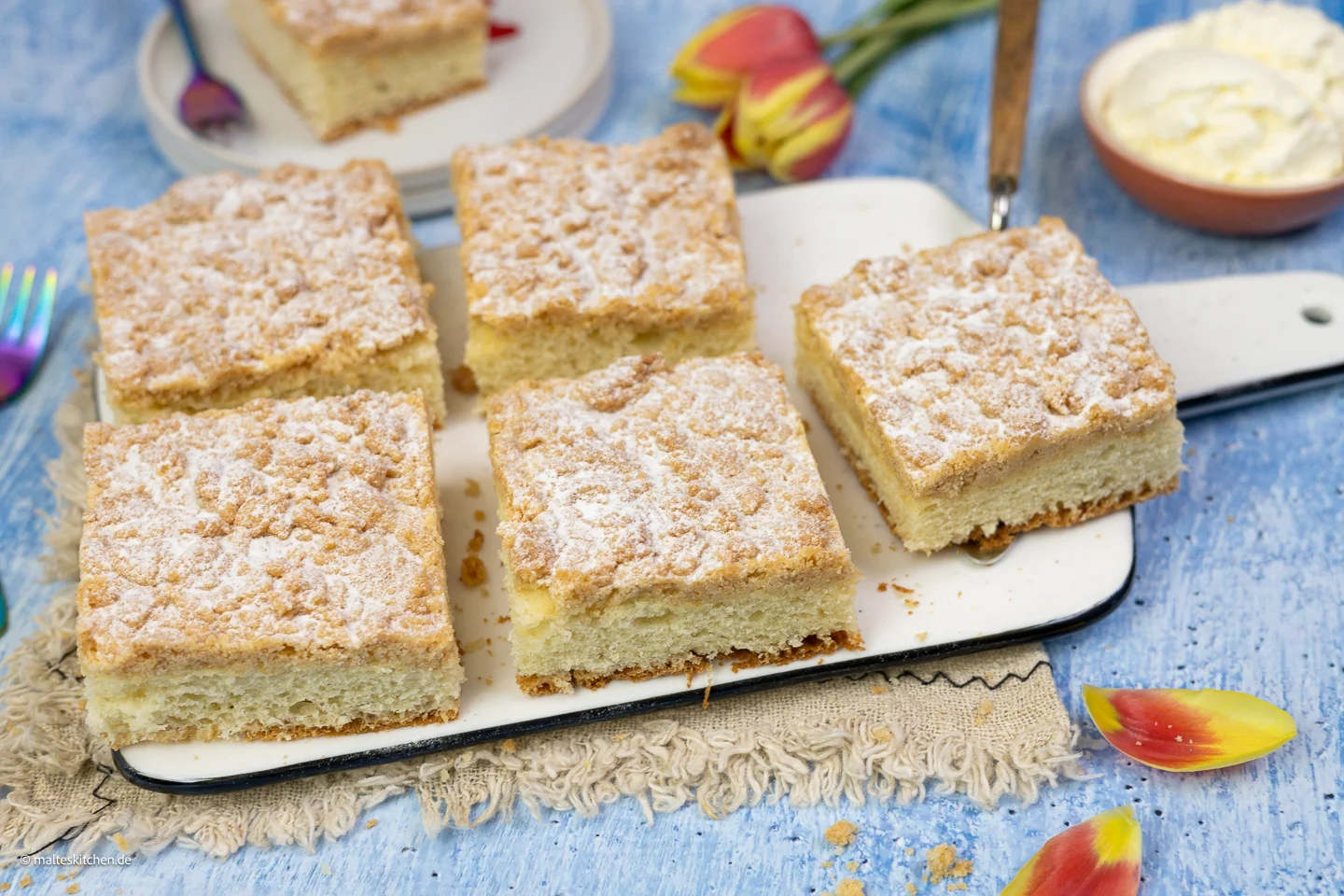 Gâteau aux miettes du plateau |  juteux, croustillant et délicieux